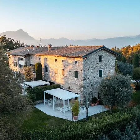 The Romantic Dependance In Luxury *