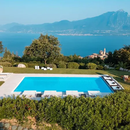 The Romantic Dependance In Luxury *